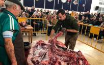 Exhibición del proceso de matanza tradicional en la jornada gastronómica de El Ronquillo. / F.J.D.