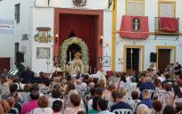 Misa de acción de gracias tras la restauración de la Virgen, celebrada en las puertas de la capilla de la hermandad.