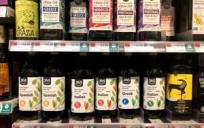 Diferentes marcas de aceites de diferentes países dispuestos en unos estantes de un supermercado en Nueva York (EE.UU.). EFE/Javier Otazu