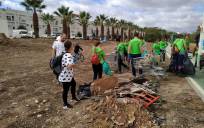 Unas 60 voluntarios limpian un tramo de la corta del río Genil