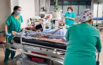 Sanitarias del Hospital Reina Sofía de Córdoba atienden a un paciente con Covid. / E.P.