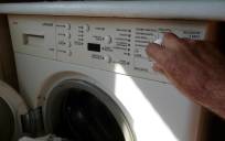 Detalle del panel de control de una lavadora doméstica, en una foto de archivo. EFE/Paco Torrente