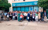 Foto de grupo de los representantes de las empresas distinguidas junto a directivos y asesores de Fraternidad-Muprespa en Sevilla 