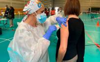 Una mujer recibe la vacuna contra el coronavirus. 