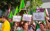 Manifestación multitudinaria de los trabajadores públicos que el PP andaluz pone a «subasta»