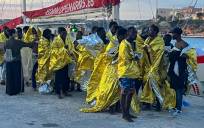Los 47 inmigrantes rescatados en el Mediterráneo central son recibidos en el puerto italiano de Lampedusa, tras ser rescatados en el mar por el barco Astral de la ONG española Open Arms. EFE/ Gonzalo Sánchez