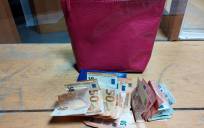 Encuentra un bolso con 500 euros y lo entrega a la Policía 