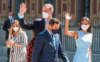 El rey Felipe VI y la reina Letizia acompañados del presidente andaluz, Juanma Moreno (c), saludan a su llegada al Palacio de San Telmo. EFE/ Raúl Caro
