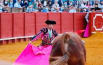 El diestro de La Puebla desempolvó los cambios de rodillas para recibir al toro de su gran triunfo. Foto: Arjona-Toromedia