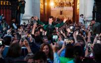 Luque, a hombros de la multitud por la Puerta del Príncipe. Foto: Arjona-Pagés