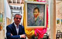 El pintor y el autorretrato de su fuente de inspiración en la exposición de La Revuelta. Foto: Rodríguez de la Vega