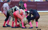 Las cuadrillas auxilian al torero de La Puebla tras ser cogido en Badajoz. Foto: FIT