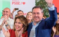 Susana Díaz y Juan Espadas, en el festejo de la noche electoral. / Efe