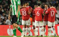 Los jugadores del Manchester United celebran el gol marcador Marcus Rashford al Real Betis.. EFE/ Raul Caro