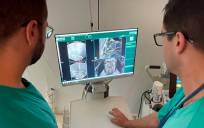 Un equipo de Radiología y Urología practican la biopsia por fusión a un paciente con sospecha de cáncer de próstata. 