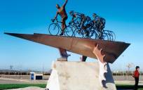 Escultura homenaje al ciclista Lolo Sanroma, trágicamente fallecido en la Vuelta a Cataluña de 1999. Escultura realizada por José Lillo Galiani en bronce, acero inoxidable y hierro instalada sobre una peana granítica. / El Correo