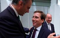 Javier Ortega Smith, de VOX, felicita a José Luis Martínez Almeida, tras haber sido elegido nuevo alcalde de la Madrid en la sesión constituyente celebrada hoy en el Palacio de Cibeles. EFE/Emilio Naranjo