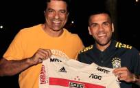 Daniel Alves posa con la camiseta de su nuevo equipo, el Sao Paulo brasileño. / @SaoPauloFC