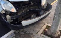 El coche accidentado en Espartinas. / El Correo
