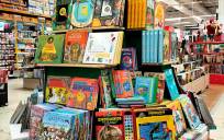 Estand con libros para adolescentes en un conocido centro comercial. EFE/Paloma Puente