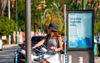 22/06/2020 Una mujer en bicicleta espera el semáforo cuando el termómetro marca 44º en la Avenida de la Palmera de Sevilla en un día en el que se está en alerta amarilla por altas temperaturas. Sevilla a 22 de junio del 2020 ECONOMIA Eduardo Briones - Europa Press