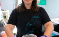 Elena Ceballos, con una de las muestras de partículas que extrae de las profundidades del océano durante sus campañas científicas en alta mar.
