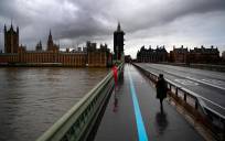 Ciudadanos pasean por el Puente de Westminster en Londres. / EFE