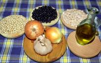 Alimentos básicos de la dieta mediterránea se compone fundamentalmente de frutas y hortalizas, leguminosas (garbanzos, lentejas o judías), pescado y aceite de oliva. EFE/Paco Torrente