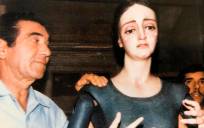 Francisco Buiza junto a la Virgen de la Paz de Estepa (1981)