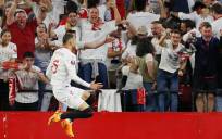 El delantero del Sevilla FC Youssef En-Nesyri celebra tras marcar el 3-0. EFE/José Manuel Vidal