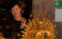 El creador vietnamita contempla la corona de oro de la Macarena en una anterior visita a Sevilla. Foto: Hermandad de la Macarena