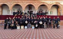 La banda de música municipal de Bollullos del Condado, dirigida por Juan Manuel Velázquez, y que participará de forma desinteresada en el concierto ‘Música para el alma’.