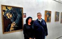 El párroco de S. Román y Sta. Catalina D. Francisco Blanc, con la autora ante las obras de la Exposición.