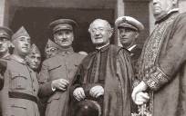 Francisco Franco junto al general Gonzalo Queipo de Llano y el cardenal Ilundáin, que por primera vez apoyaba públicamente a los golpistas. / EL CORREO
