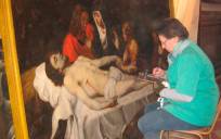 Adela Agudo en pleno proceso de restauración del “Llanto sobre Cristo Muerto”, del Monasterio franciscano de Loreto.