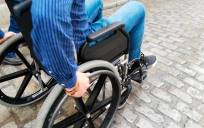 Frater San Pablo sienta en silla de ruedas a concejales de Écija