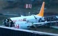 Un avión de pasajeros se sale de la pista de aterrizaje y se rompe en Turquía