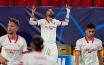 El delantero marroquí del Sevilla, Youssef En-Nesyri, celebra tras marcar el tercer gol ante el Krasnodar. EFE/Julio Muñoz