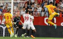 El Sevilla se aleja de Europa (0-2)