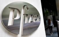 Vista del logo de la farmacéutica Pfizer en su sede de Nueva York, en una fotografía de archivo. EFE/JUSTIN LANE