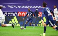 Sabaly conduce el balón en un encuentro ante el Lyon / Foto: Girondins de Bourdeos