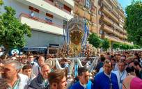 El simpecado de la Hermandad de Huelva a su llegada a la Iglesia de la Concepción.