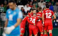 El Sevilla se llevó un derbi marcado por la expulsión de Guido Rodríguez