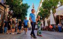 Turistas por el entorno de la Catedral de Sevilla. / Eduardo Briones - E.P.