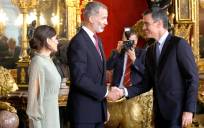 Los reyes Felipe VI y Letizia saludan al presidente del Gobierno, Pedro Sánchez, a su llegada a la tradicional recepción a las altas autoridades del Estado. EFE/ Chema Moya