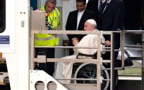 El papa Francisco en el aeropuerto de Fiumicino. EFE