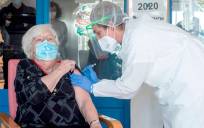 Una mujer mayor es vacunada contra el coronavirus. / EFE