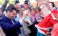 El presidente de la Junta de Andalucía, Juanma Moreno, este jueves en la Feria de Sevilla. / Eduardo Briones - E.P.