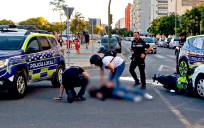 Agentes de la Policía Local junto al motorista herido. / Emergencias Sevilla