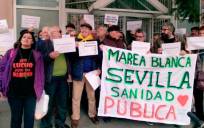 Imagen de archivo de miembros de Marea Blanca Sevilla. / El Correo.